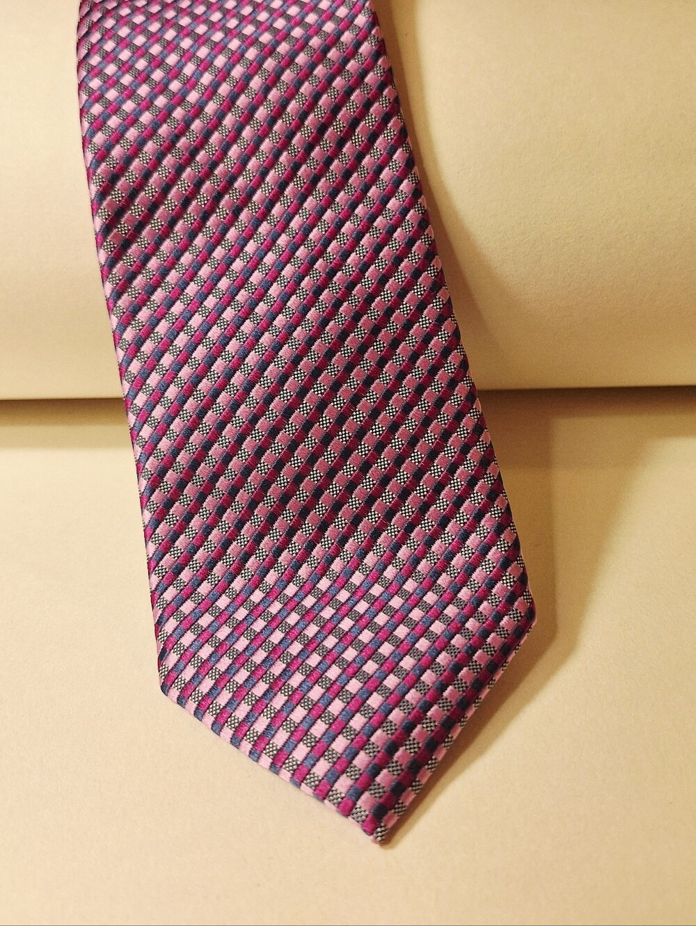 Michael Kors Men’s 100% Silk Tie Pink Geometric Checkered Micro Pattern Like New